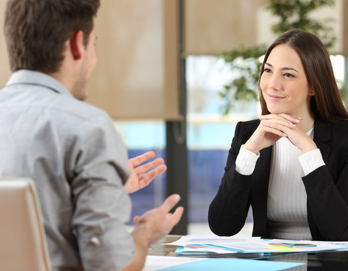 علامات تدل على القبول في مقابلة عمل جديد