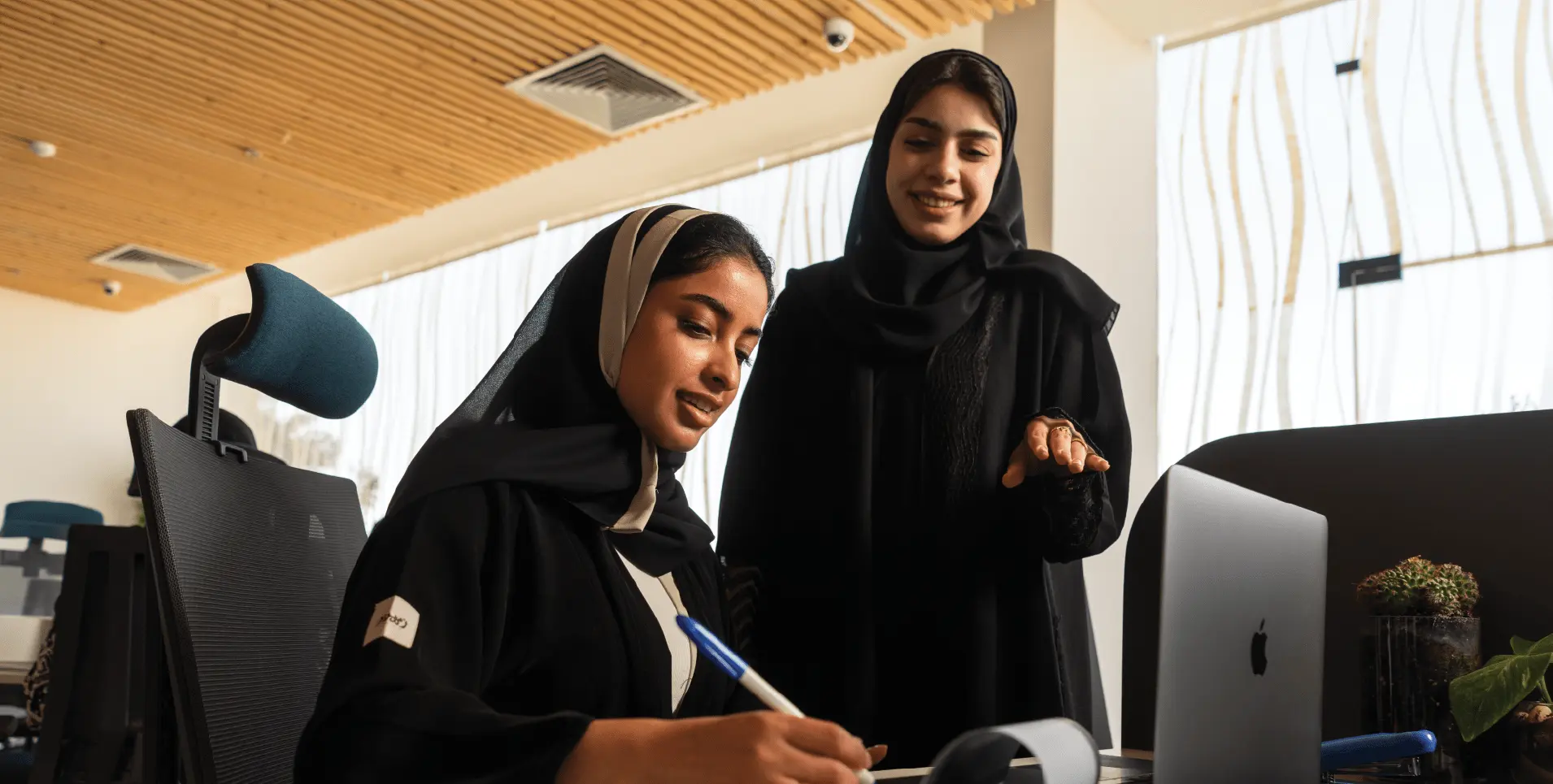 منافذ التزيين والخياطة النسائية